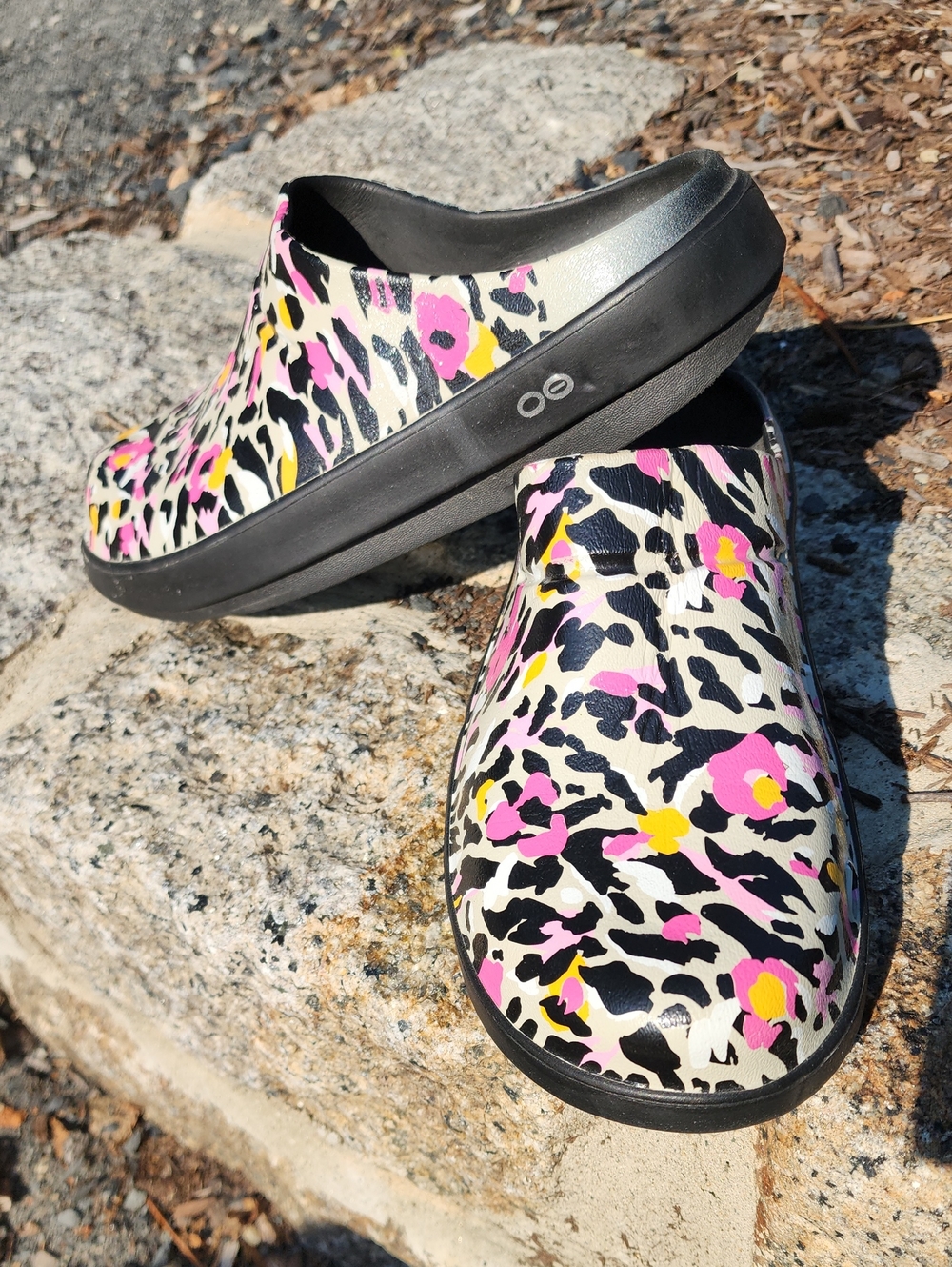 OOFOS Ooclog Women’s Tiger Lily Pink Yellow Black Floral Clog sz 9